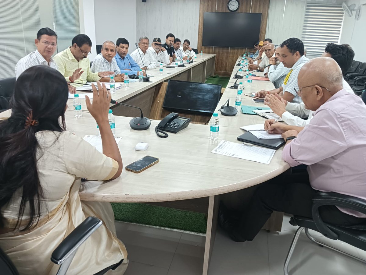 राज्य स्वास्थ्य प्राधिकरण उत्तराखंड व कर्मचारी, पेंशनर संगठनों की बैठक में एसजीएचस के विभिन्न बिंदुओं पर चर्चा हुई। सीईओ रीना जोशी ने कहा कि सभी न्यायोचित मांगों के प्रस्ताव शासन को भेजे जाएंगे। 
<a href="/PMOIndia/">PMO India</a> <a href="/JPNadda/">Jagat Prakash Nadda</a> <a href="/AyushmanNHA/">National Health Authority (NHA)</a> <a href="/pushkardhami/">Pushkar Singh Dhami</a> <a href="/drdhansinghuk/">Dr.Dhan Singh Rawat</a> #ayushmanbharatyojana