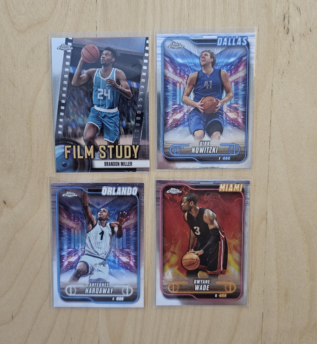 pressebasket's tweet image. Autre ouverture du soir (hier soir ;-) ), du Topps Chrome 2025.
très content de ce petit tirage, certes sans auto, mais avec une numérotée (/199), deux Risacher, de l&apos;ancien, de l&apos;actuel. 
Vivement que Topps lance ses collections sous licence NBA par contre :-) 
#NBACardsAddict…