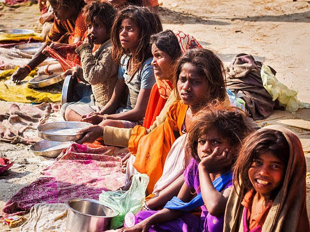 मंदिर के बाहर और चौराहों पर कौन है ये लोग 
जिन्होंने भारत को विदेशी पर्यटकों के सामने विश्व में भिखमंगों का देश घोषित कर रखा है ???
कौन प्रजाति है ये 
सरकार 80 करोड़ लोगो को मुफ़्त राशन देती है तो इनको हटाती क्यों नहीं ???