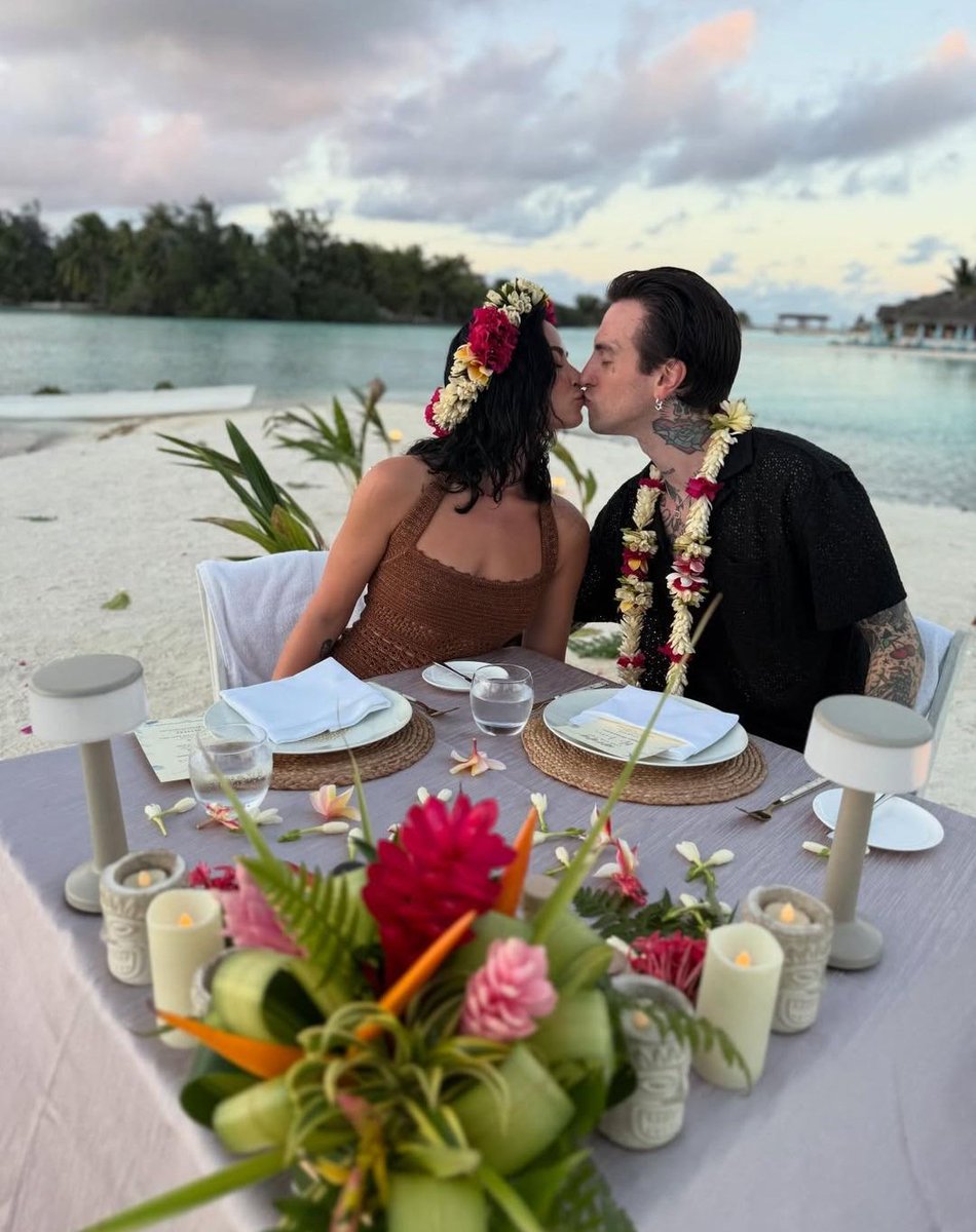 #DemiLovato is soaking up the sun with husband #JordanLutes in a dreamy tropical getaway.
.
.
.
#Hollywoodcouples #demilovato #honeymoon