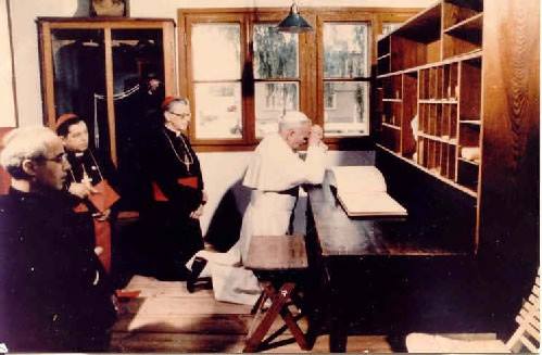 18 czerwca 1983 r. - Ojciec Święty, Jan Paweł II modli się
 w celi zakonnej  św. Maksymiliana w #Niepokalanów

Fot. archiwum Niepokalanowa
#KartkaZKalendarza