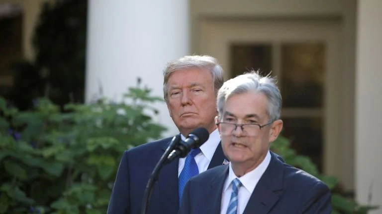 Zonebourse's tweet photo. ⏰Trump, Powell... Should I Stay or Should I go ?
Ira, ira pas ? Le monde financier spécule sur l'engagement de l'armée américaine en Iran, après les appels de Donald Trump à la capitulation de Téhéran. Un suspense qui crispe tout le monde, notamment les places boursières. Et qui n'arrange pas les affaires de la Fed, qui va devoir se prononcer ce soir sur les taux américains en intégrant une variable de déstabilisation additionnelle.
#finance #bourse #cac40
https://t.co/QwibchJW8M
