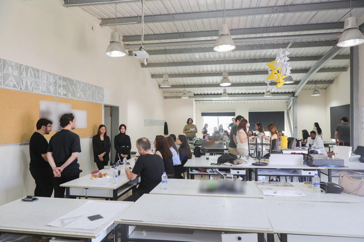 İstanbul Beykent Üniversitesi Endüstriyel Tasarım Bölümü 4. sınıf öğrencileri, “Kentsel Kimlik Odağında Kent Mobilyası Tasarımı” projesinin final jürisinde fikirlerini maketleriyle sundular.

İSTON olarak yer almaktan büyük mutluluk duyduğumuz bu süreçte, genç tasarımcıların kent