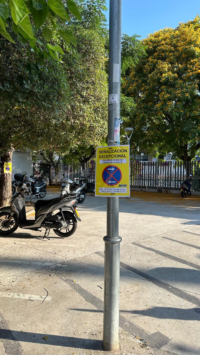 Increïble que el govern no hagi estat capaç de trobar una alternativa al pàrquing de motos 🛵 de l’estació mentre duren les obres. Una nova mostra del seu nul interès ❌ per facilitar el dia a dia als sitgetans.
👉 @ajsitges, espavileu!