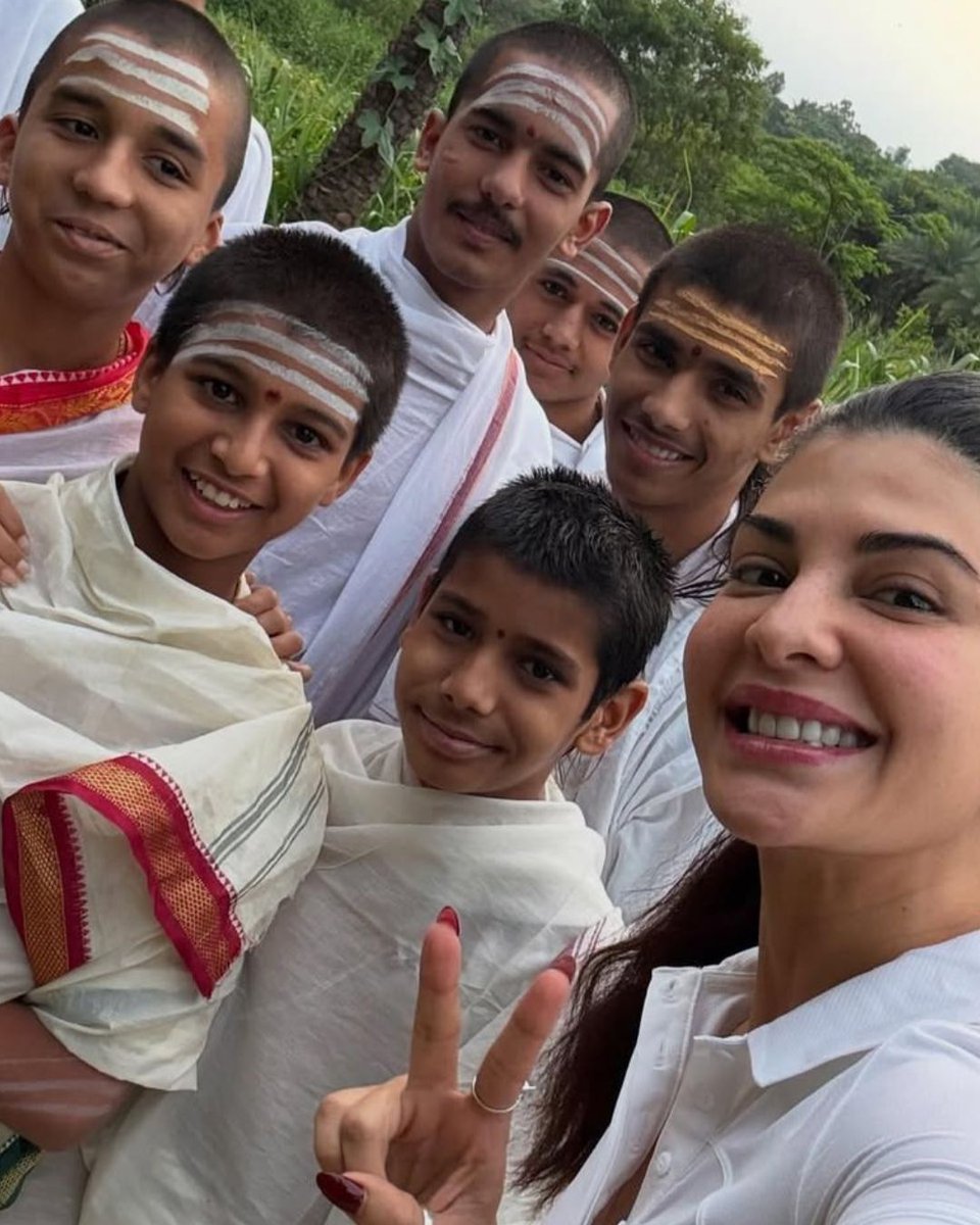 #JacquelineFernandez shares pictures from her visit to #SriSriRaviShankar's ashram. The actress says her 'heart is full'. 💫🕊️

#JacquelineFernandez #Housefull5 #bollywoodactress #AshramDiaries