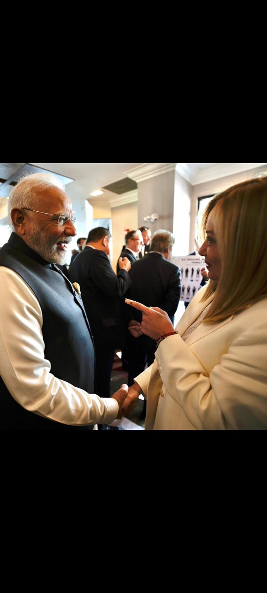ये क्यों viral हो रही है... मोदी जी की फोटों 😃😃
