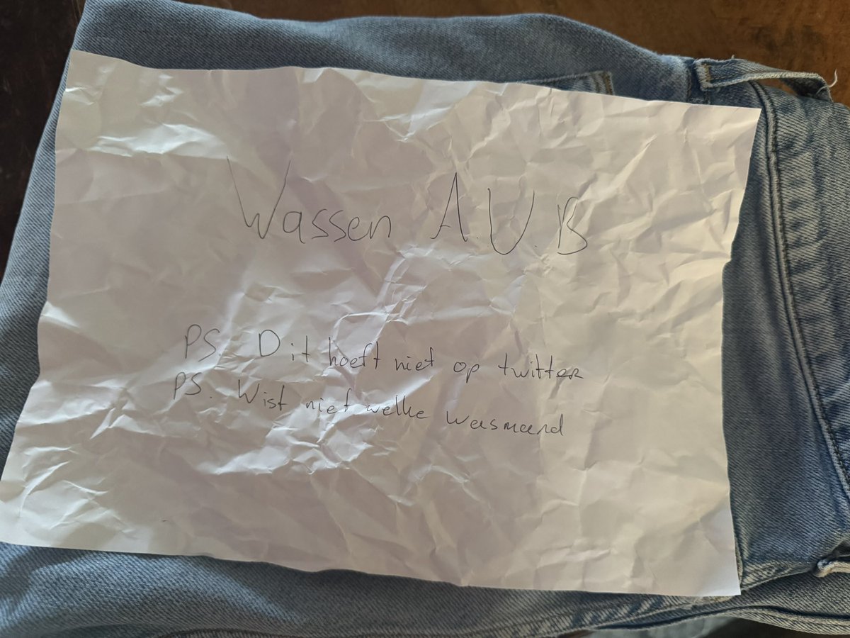 Sorry kind maar dit is te leuk om niet te delen 🤣
Hij wist het zodra hij mijn blik zag toen ik de tekst las 🤣
Wel lief dat hij nog a.u.b. schrijft 
#puber #puberbrein #puberouders #opvoeden #dtv 
Er staat:  Wassen a.u.b.
Ps Dit hoeft niet op Twitter 
Ps wist niet welke wasmand