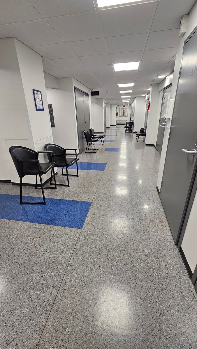 Varasin eilen suuhygienistin, ja nyt jo täällä. Vironkatu 2 hammashoitola. Kuva klo 9.30. 

#Helsinginkaupunki 
#hoitojonot
#sote