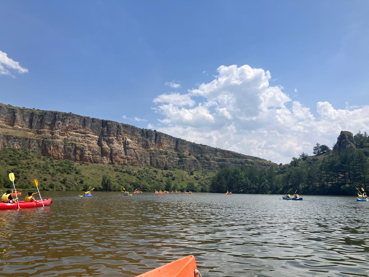 Los alumnos de 2.º de ESO disfrutaron de una jornada inolvidable en San Miguel de Bernuy. Remaron en piragua por las impresionantes Hoces del Río Duratón y terminaron el día con un merecido baño en sus aguas. ¡Naturaleza, deporte y diversión en un entorno espectacular! 😍🌿🍃