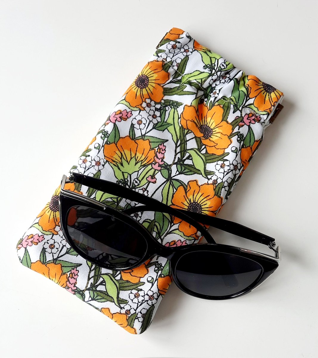 Summery glasses case.

 Can be found here, along with lots of other designs. Laracraftcreations.etsy.com 

#MHHSBD #ShopIndie #EarlyBiz