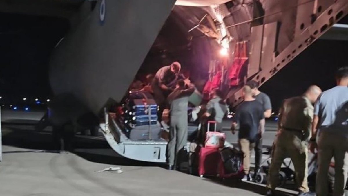 Συγχαρητήρια στα στελέχη της Πολεμικής Αεροπορίας <a href="/HAFspokesperson/">Hellenic Air Force</a> και της Διοίκησης Ειδικού Πολέμου, όπως και στα στελέχη του Υπουργείου Εξωτερικών, τα οποία συνέβαλαν στην επιτυχή επιχείρηση απεγκλωβισμού Ελλήνων και ξένων πολιτών από το Ισραήλ, μέσω Αιγύπτου.