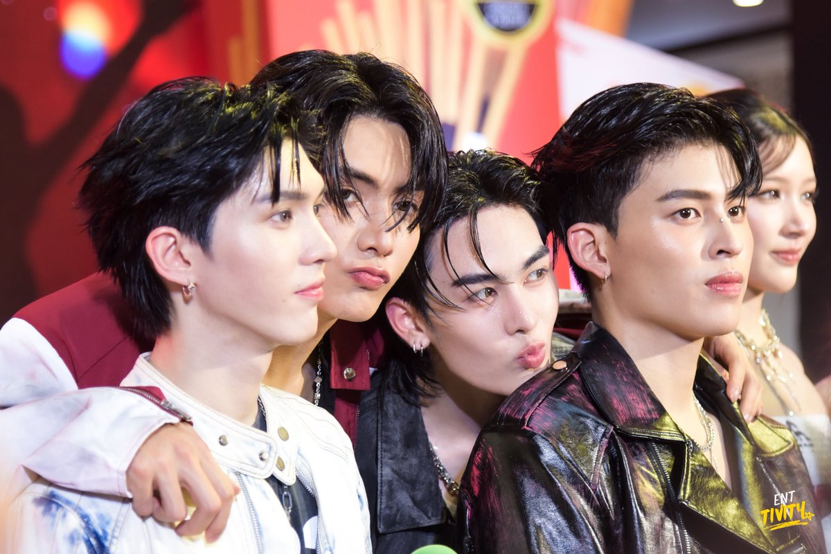 Entivity_'s tweet image. Safe Zone สี่หนุ่ม JASP.ER กับความฝันร่วมกันในเส้นทางการเป็นไอดอลที่ไม่ได้โรยด้วยกลีบกุหลาบ

JASPER X POCKY IDOL

#GMMTVPOCKYIDOL
#JasperxPockyIdol
#JASPER 
#JoongArchen #aou_tnbknr
#Santapp #ppnaravit