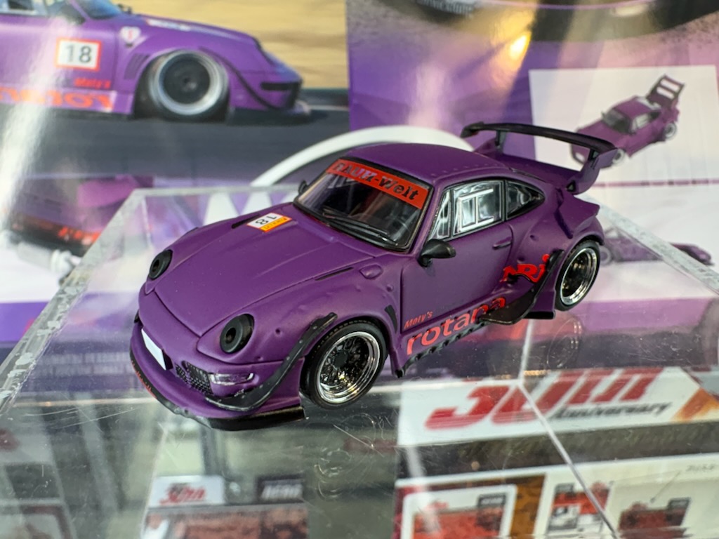 HJ_Minicar's tweet image. スーパーキッズランド本店様にてサンプル展示中！

&amp;lt; MODEL MODEL &amp;gt;
1/64 RWB 993 Rotana 
■発売予定:2025年10月以降

#MODELMODEL #モデルモデル #ミニカー #RWB #RAUHWeltBEGRIFF #RAUHWelt #中井啓 #ラウヴェルトべグリフ #RWB993 #993Rotana #Rotana