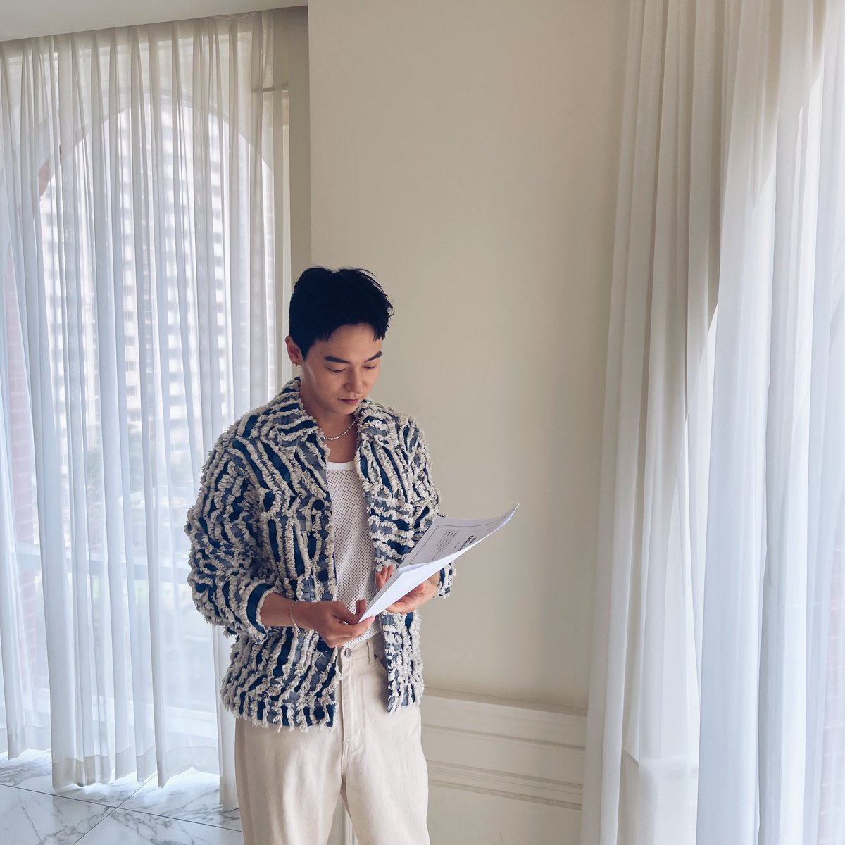 actor_seongha's tweet photo. 잘 지냈어요?
새로운 촬영 시작하게 돼서,
사진이랑 함께 오려고 오늘까지 기다렸어요!
좋은 소식도 알려드리구싶어서!
밥 잘 챙겨 먹구 있죠? 
날 너무 더워졌으니까, 
더위 조심하면서!!! 무탈하게 지내구!!
다음 주에 또 만나요! 안녕🐶🐶❤️ https://t.co/fgRuvFz2KH