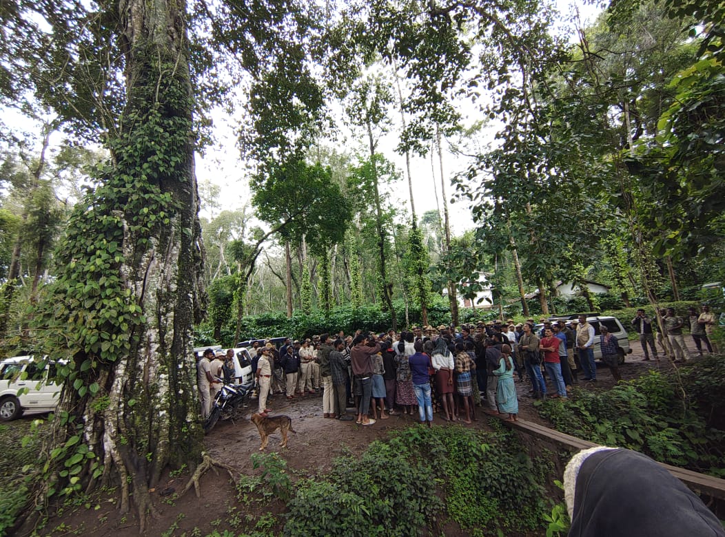 iyerkavi's tweet photo. 45 days since #Adivasi Jenu Kuruba families reclaimed #Karnataka #forest land from where they were evicted by force 40 yrs ago, on Wed morning they faced the same fate again. Forest &amp; police personnel currently at the protest site. Read my report on a tribal community's struggle https://t.co/WftuUcbKCP