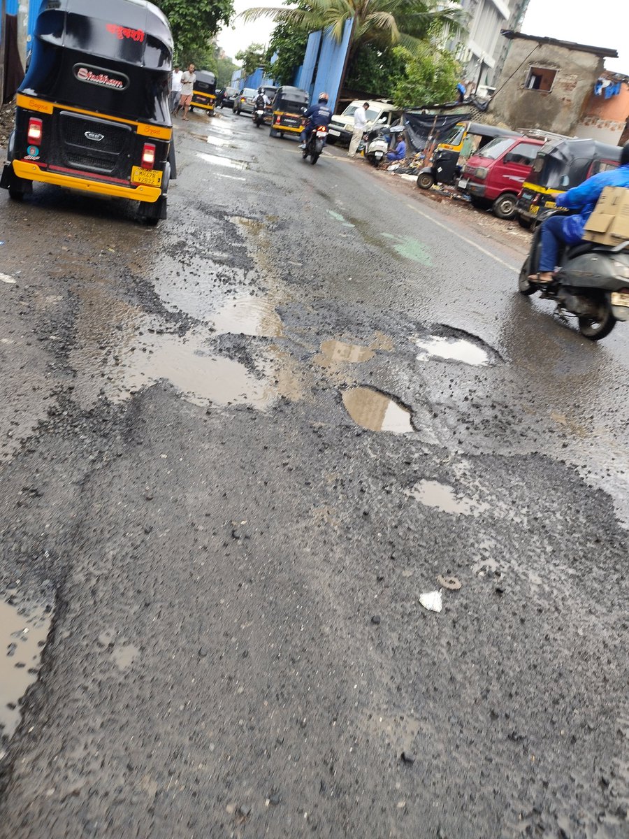 SachinP81687033's tweet photo. @mybmc @mybmcWardRC @mybmcInfra राजेंद्र नगर बोरीवली पूर्व येथे नविन प्रोजेक्ट रस्त्याची ही परिस्थिती निर्माण झाली आहे दुचाकीस्वार पडून जखमी झालेत तरी फक्त ठिगळं लावायची कामे सुरू आहेत डांबराचा दर्जा ही वाईट आहे @mataonline https://t.co/OSIUpZWABU