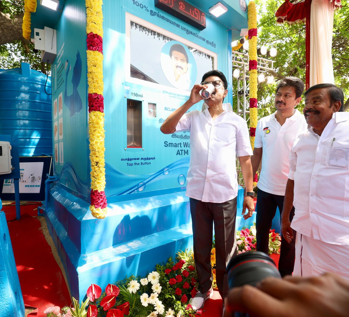 Udhaystalin's tweet photo. பெருநகர சென்னை மாநகராட்சியின் 50 முக்கியமான இடங்களில் கட்டணமில்லா திறன்மிகு தானியங்கி குடிநீர் வழங்கும் இயந்திரங்களை ரூ.6.04 கோடி மதிப்பீட்டில் நம் #திராவிட_மாடல் அரசு நிறுவியுள்ளது.

இந்த #SmartWaterATM-ஐ பொதுமக்கள் பயன்பாட்டுக்கு தொடங்கி வைக்கும் விதமாக, மாண்புமிகு முதலமைச்சர் @mkstalin அவர்கள், சென்னை மெரினா கடற்கரை நீச்சல் குளம் அருகே உள்ள தானியங்கி குடிநீர் வழங்கும் இயந்திரத்தின் சேவையை இன்று தொடங்கி வைத்த நிகழ்வில் நாம் பங்கேற்றோம்.

இந்த நவீன இயந்திரங்களை பயன்படுத்தி தாகம் தணித்துக் கொள்ள பொதுமக்களுக்கு என் அன்பும், வாழ்த்தும். 

இந்த இயந்திரங்கள் தொடர்ந்து சீராக இயங்கிட பொதுமக்களின் ஒத்துழைப்பும் - பொறுப்புணர்வும் அவசியம்! 

மாநகரின் அடிப்படை வசதிகளில் அத்தியாவசியமான குடிநீர், நவீன முறையில் சுகாதாரமாக எல்லோருக்கும் சென்றடைவதில் மகிழ்கிறோம்!

@KN_NEHRU @PKSekarbabu @Dayanidhi_Maran @PriyarajanDMK @MMageshkumaar @nchitrarasu