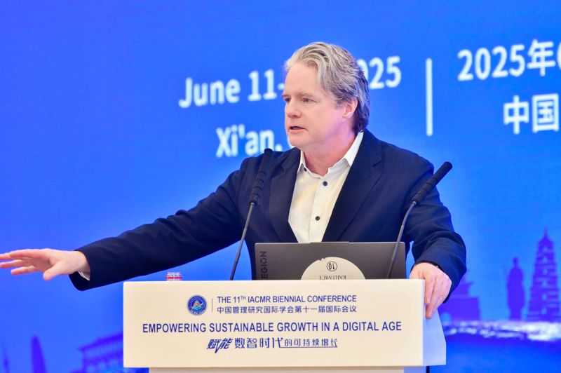 MichaelMorrisCU's tweet image. Sharing photos from a recent keynote talk in China at a conference on Sustainable Growth in the Digital Age. I shared insights from my book, TRIBAL, about the evolved cultural instincts that enabled early humans to start living in tribes and that still underpin solidarity and…
