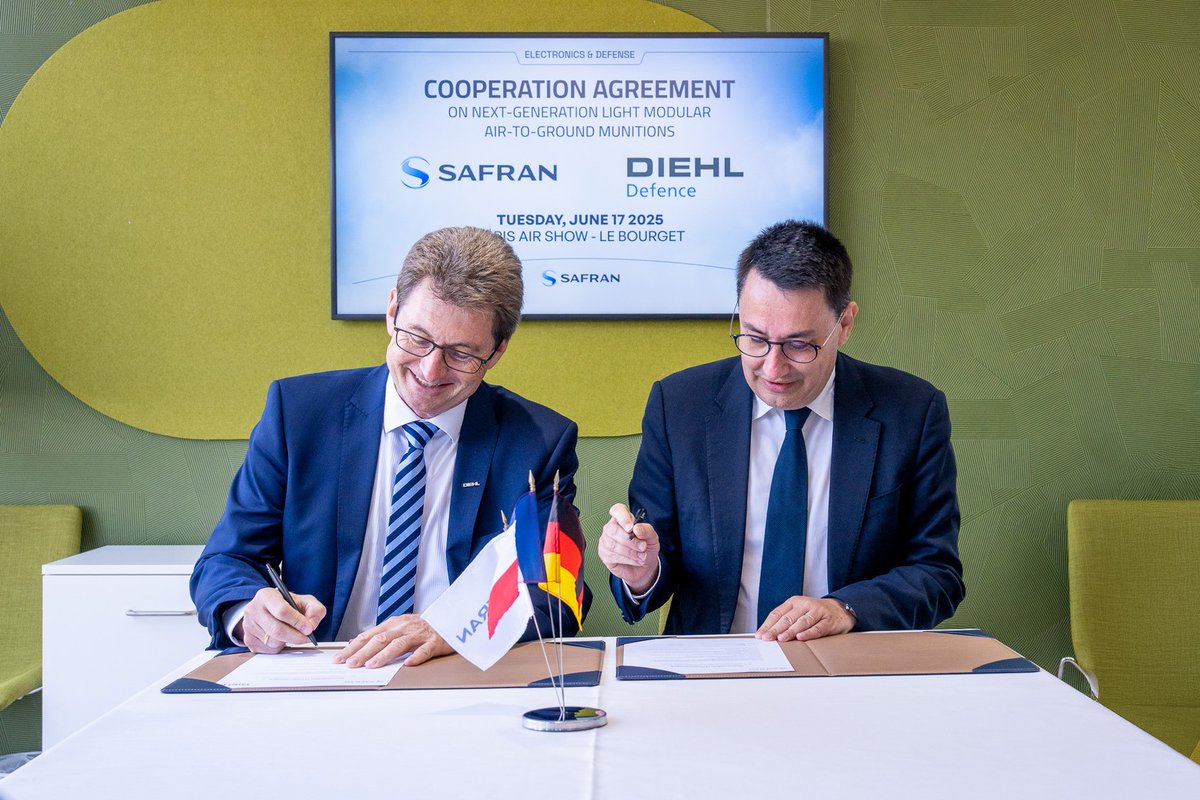 DiehlDefence's tweet image. #DiehlDefence and Safran Electronics & Defense announced at Paris Air Show 2025 the signing of an agreement for the joint development of a new family of light modular air-to-ground munitions.
Press release: diehl.com/defence/en/pre…