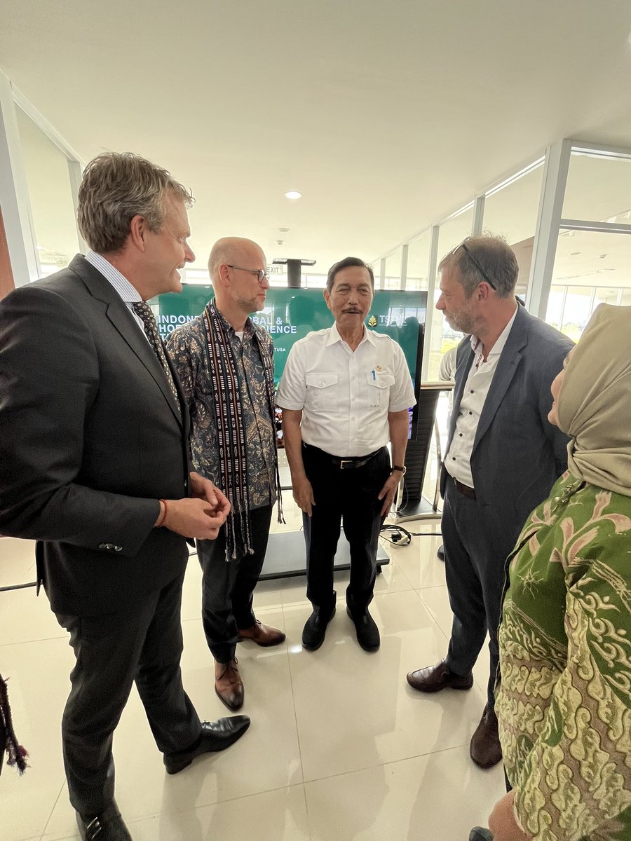 Signing of Implementation agreement between #NL &amp; #Indonesia witnessed by Luhut Binsar Pandjaitan <a href="/luhut_binsar/">luhut Binsar Pandjaitan</a> &amp; Michiel Sweers