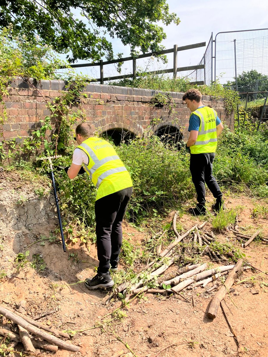 A big thanks to the <a href="/M6tollRoad/">M6toll</a> team who spent their away day helping at Fosseway Heath 🌿

They cut back hedges, oiled benches, cleared brambles (nest checks done first) — and left the towpath to Wood Lock looking great!

#WeDigCanals #Lichfield