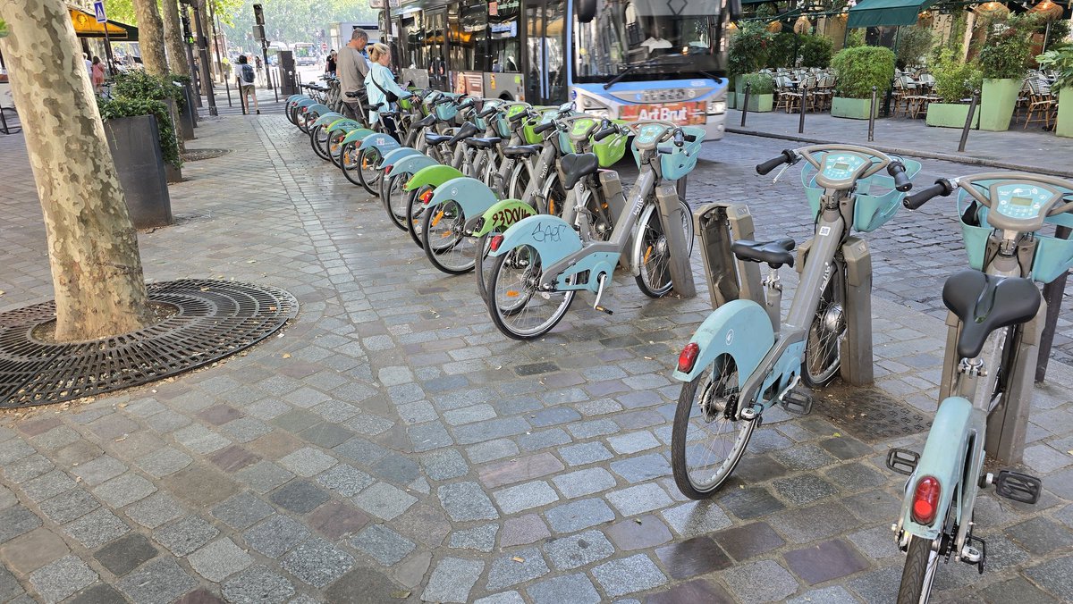 Hey <a href="/velib/">Vélib' </a>, 10 velibs electriques en rade à St Paul à 8h30 et 15 en rade à St André des Arts à 8h45 : réagissez bon sang!! (1/2)