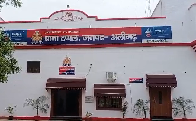 bstvlive's tweet photo. 🚨अलीगढ़ : ससुरालियों ने महिला की दहेज के लिए हत्या की🚨

💔 अतिरिक्त दहेज में बुलेट नहीं मिलने पर हत्या
🔗 बाइक के तार से गला घोंटकर की गई हत्या
👩‍⚖️ ससुरालियों पर दहेज हत्या का आरोप
📍 टप्पल थाना क्षेत्र के नगरिया गौराला की घटना

#Aligarh #DowryDeath #CrimeAgainstWomen #Tapal @aligarhpolice