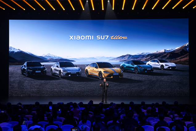 AutoChinaNews's tweet image. At Xiaomi&apos;s EV factory in Beijing E-Town, a new vehicle rolls off the production line every 76 seconds.  Robotic arms work with speed and precision, assembling body components with hardly a worker in sight. 

Autonomous Mobile Robots (#AMRs) glide smoothly across the floor to…