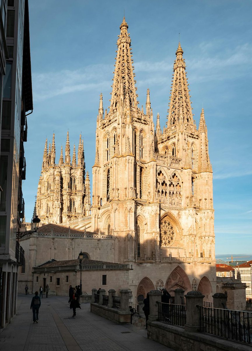 Sevilla’s is bigger. León’s is brighter.

But only one cathedral in Spain is listed as a UNESCO World Heritage Site all on its own. 

Here’s why the Burgos Cathedral is one of the greatest architectural treasures on Earth... 🧵