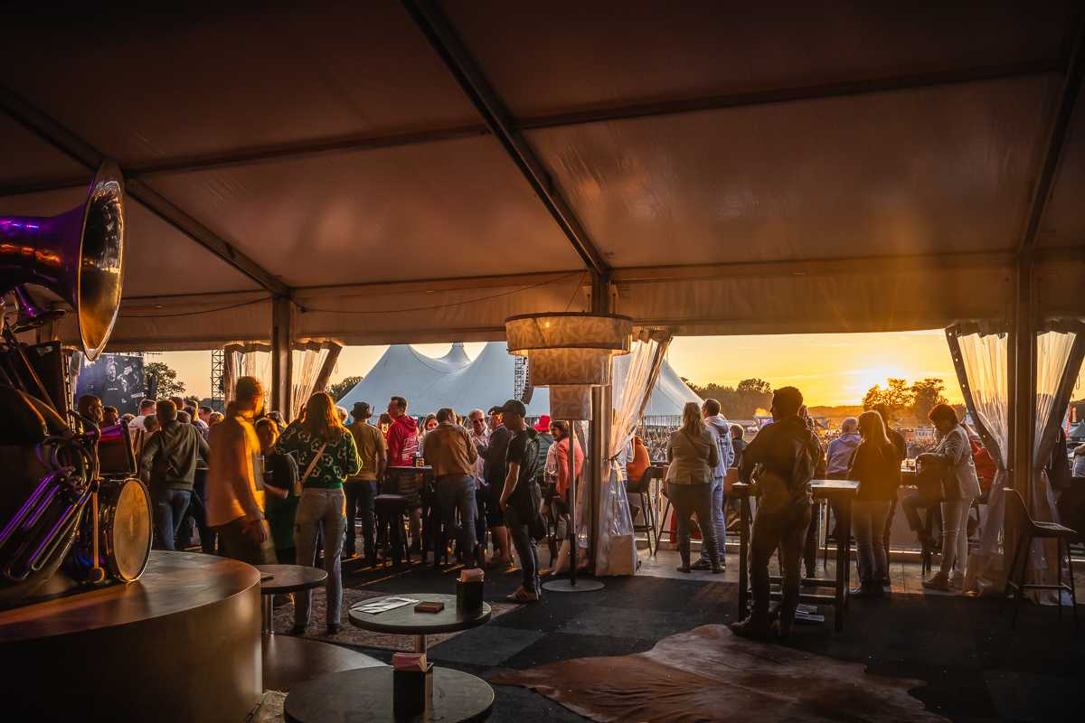 Wat begon als een kleinschalig festival met een geïmproviseerd podium en enkele honderden bezoekers, is uitgegroeid tot een icoon in de Nederlandse festivalwereld. 

Het interview met festivaldirecteur Peter Verkennis lees je via lnkd.in/ey-rAkvH