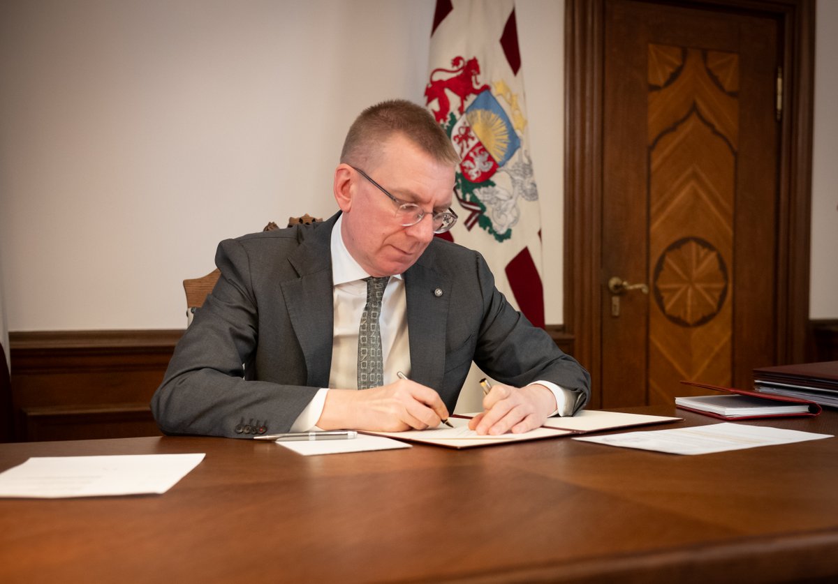 Valsts prezidenta kanceleja (@rigas_pils) on Twitter photo 18. jūnijā Valsts prezidents <a href="/edgarsrinkevics/">Edgars Rinkēvičs</a> iesniedza Saeimai likumdošanas iniciatīvu, lai mazinātu šķēršļus datu apmaiņai valsts pārvaldes ietvaros.
Vairāk informācijas:
🔗president.lv/lv/jaunums/val… 18. jūnijā Valsts prezidents <a href="/edgarsrinkevics/">Edgars Rinkēvičs</a> iesniedza Saeimai likumdošanas iniciatīvu, lai mazinātu šķēršļus datu apmaiņai valsts pārvaldes ietvaros.
Vairāk informācijas:
🔗president.lv/lv/jaunums/val…