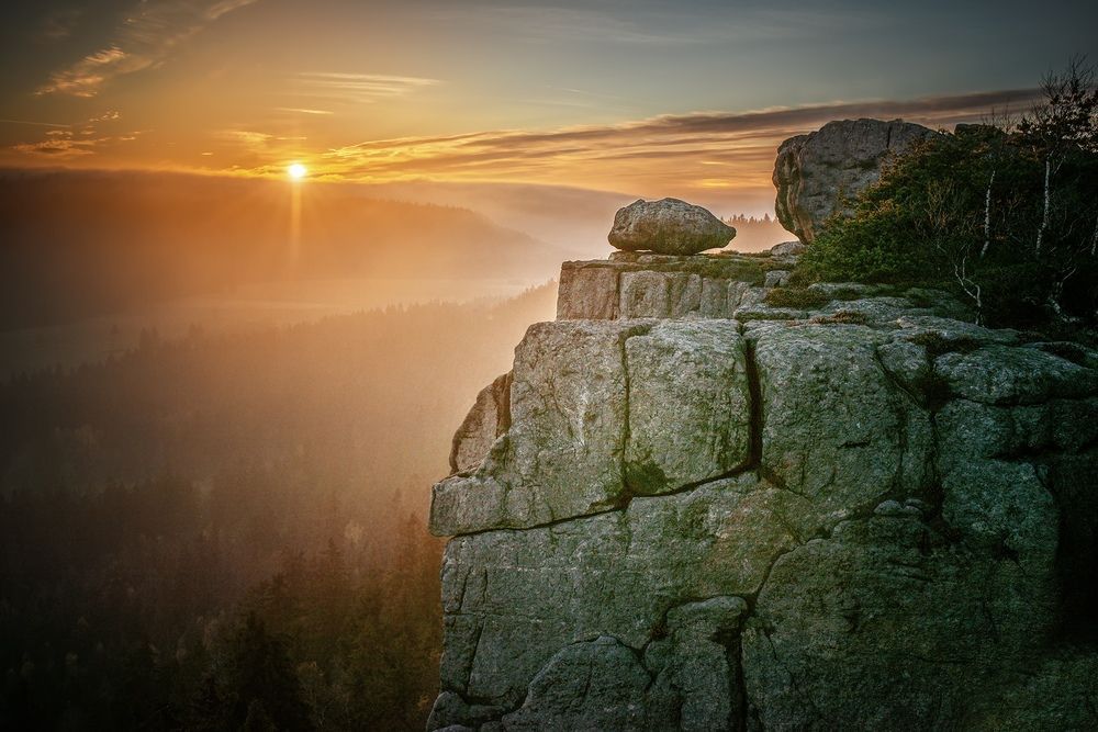 Located in southwestern 🇵🇱 #Poland, Stołowe Mountains National Park is known for its unique flat-topped rock formations, deep gorges, and labyrinthine trails. It is a geological wonder and is perfect for hikers, climbers, and curious wanderers. 

#GeologicalWonders #ExplorePoland