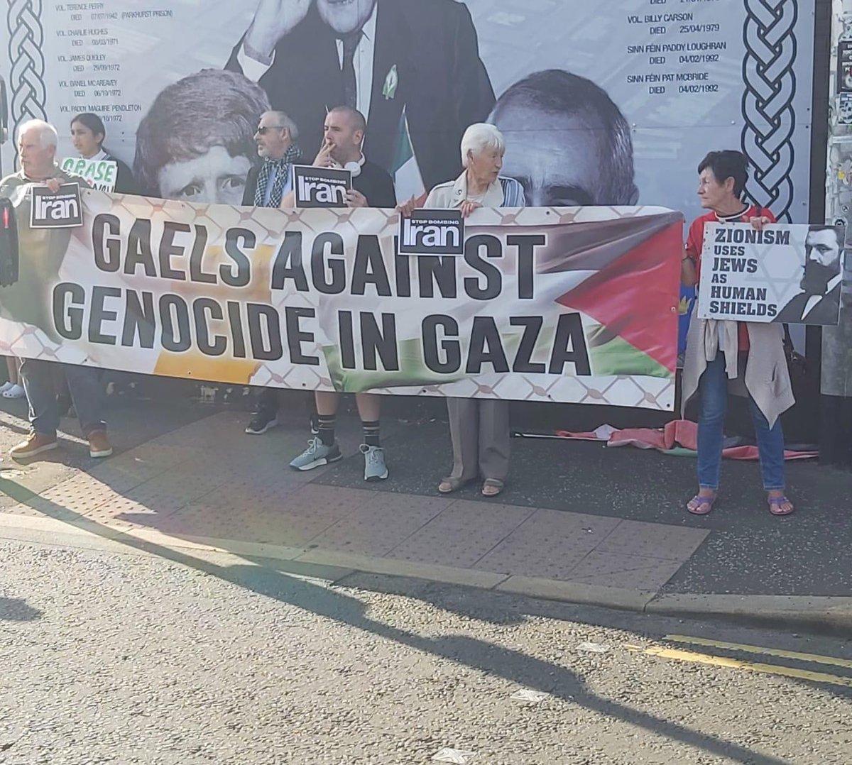 GaelsAgainstGen's tweet image. #GaelsAgainstGenocide were out last supporting the emergency protest at Belfast's International Wall.
#StopTheWar
#GazaGenocide