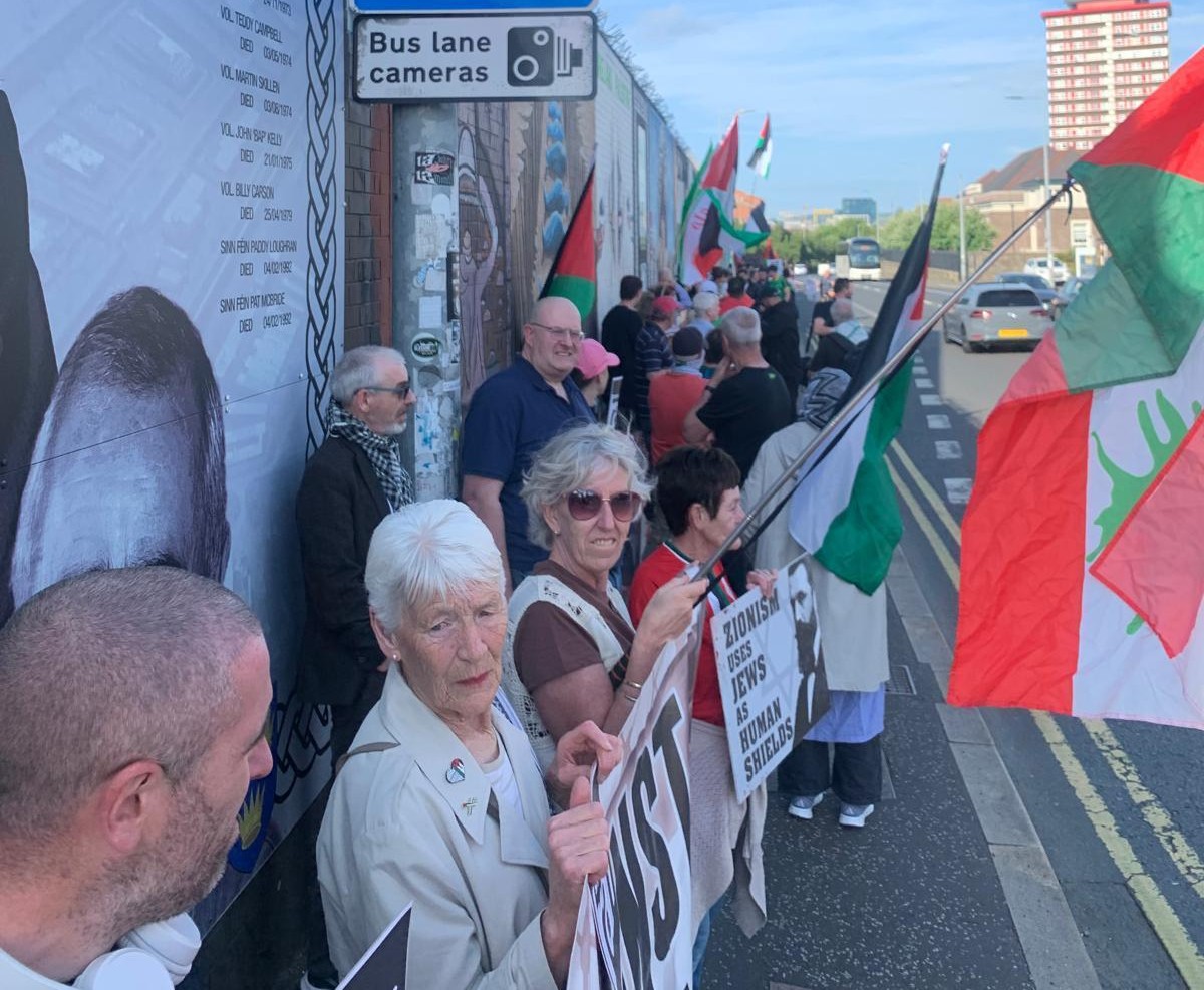 GaelsAgainstGen's tweet image. #GaelsAgainstGenocide were out last supporting the emergency protest at Belfast's International Wall.
#StopTheWar
#GazaGenocide