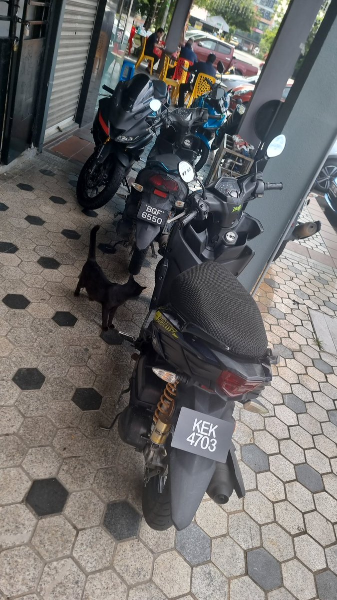 fariedakim's tweet photo. @sacitycouncil Hi, kalau motor parking di area mcm ni, apa perlu sy lakukan ya ? Sbb dah warning pon masih lg pemilik2 motor ni parking mcm ni..walhal parking motor telah disediakan dan tidak perlu membayar parking pun..please respond ! https://t.co/rQ0b9hktsa