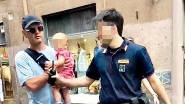 AngiKappa's tweet image. L'infanticida di villa #Pamphili e forse uxoricida Francis Kaufmann,alias Rexal Ford, alias Matteo Capozzi è entrato da #Malta in Italia da #clandestino con un catamarano. Moglie e figlia senza documenti, vengono fermati più volte dalla nostra PS. Forse la bimba si poteva salvare