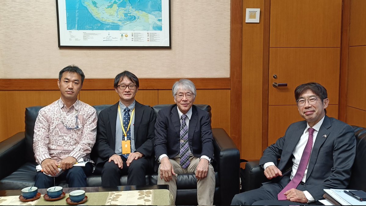 amb_japan_asean's tweet photo. 京都大学@kucseas国際戦略本部ASEAN拠点の縄田栄治所長と園部太郎副所長とお会いしました。#JAIF の支援を受けた 日 #ASEAN #STI 🔭 調整人材育成事業の一環として、本年５月に20名の次世代リーダー向けワークショップを開催したとのことです。本事業の関連情報はこちらです。
 📋https://t.co/8wDYvr8fNa
🎥 https://t.co/WEqdACGeRd