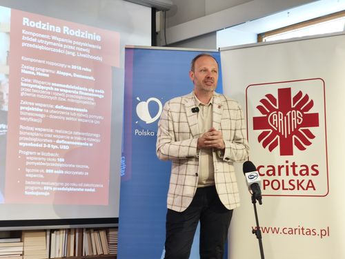 W Syrii prawie 17 milionów ludzi potrzebuje pomocy humanitarnej, 14 milionów ma ograniczony dostęp do wody, a aż 90 proc. społeczeństwa żyje poniżej progu ubóstwa. Wciąż można im pomóc, m.in przez <a href="/CaritasPolska/">Caritas Polska</a>. warszawa.gosc.pl/doc/9310529.Wc…