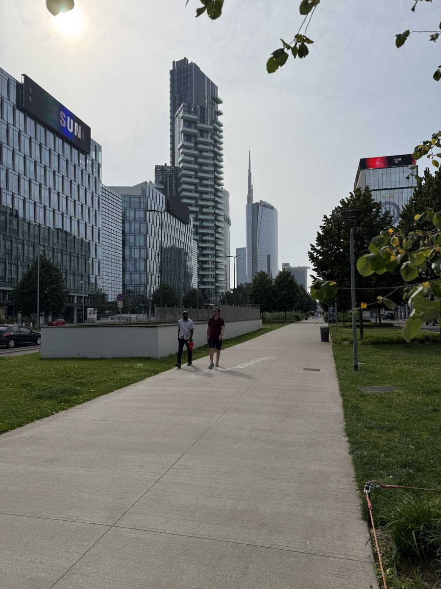 ミラノにはもちろん歴史的建造物がいっぱいありますが、近年再開発で現代的なビルが増えています。ザハ、磯崎、リベスキンドが並んだところにBIGの低層棟が建設中のcity lifeや、ガエ・アウレンティの名前を冠した広場など、かなり派手なデザインですな。