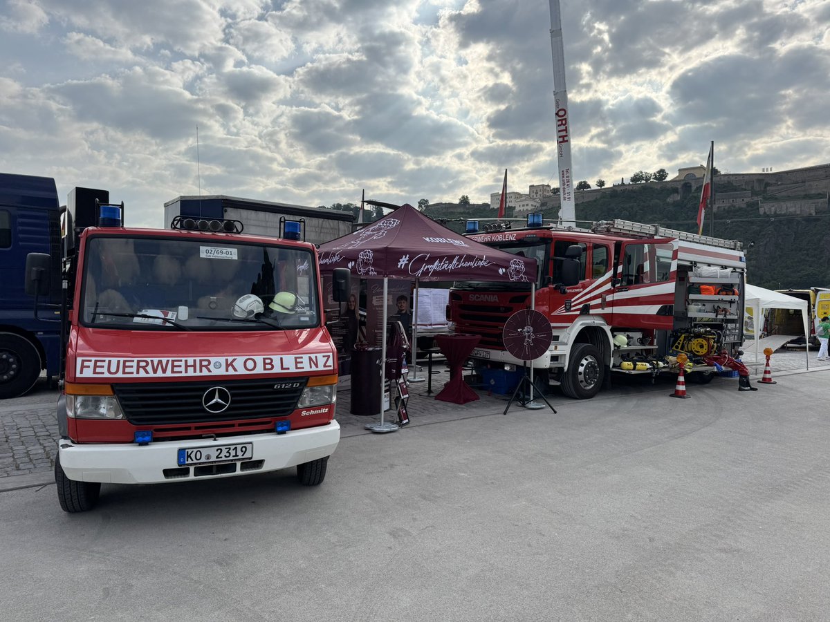 FWKoblenz's tweet photo. Heute sind wir zusammen mit dem #personalmarketing bei den #azubispots am Deutschen Eck. Kommt vorbei und informiert Euch über die vielfältigen Möglichkeiten der Ausbildung bei der #stadtverwaltung #koblenz
#wirsichernKOBLENZ https://t.co/hHMxx5RonV