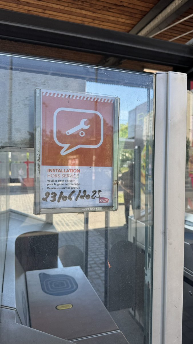 Ah bah non <a href="/LIGNEJ_SNCF/">Ligne J</a> , + 6 jours. Pour la prochaine date mettez un petit bonhomme qui sourit à côté en signe de communication avec moi.