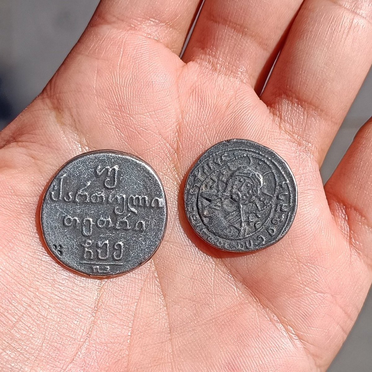 unaflor187's tweet photo. ねぇちょっと待って!!!
トビリシの蚤の市でがちゃがちゃ売られてたコイン、「これ絶対古くて価値あるやつだ！」と思って5€で買ったんね。そんでいろいろ調べてたら1230年発行らしいんだけど、そんなことあり得る！？博物館とかに行かなくていいの！？ https://t.co/VQtrJO8m4N