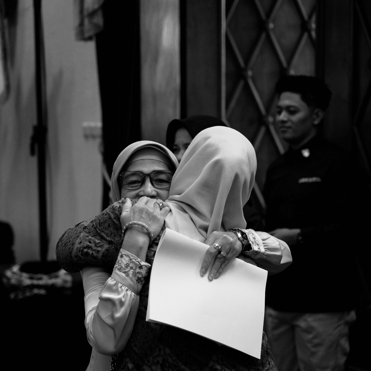 Setelah kepergian Bapak, semangat ibuk untuk mengejar gelar professor menjadi redup, tapi hari ini mengantar beliau untuk gladi bersih pengukuhan jadi momen yg mengharukan. Bagi yg tertarik dg geopolitik timteng, pidato beliau disiarkan live di yt ugm.