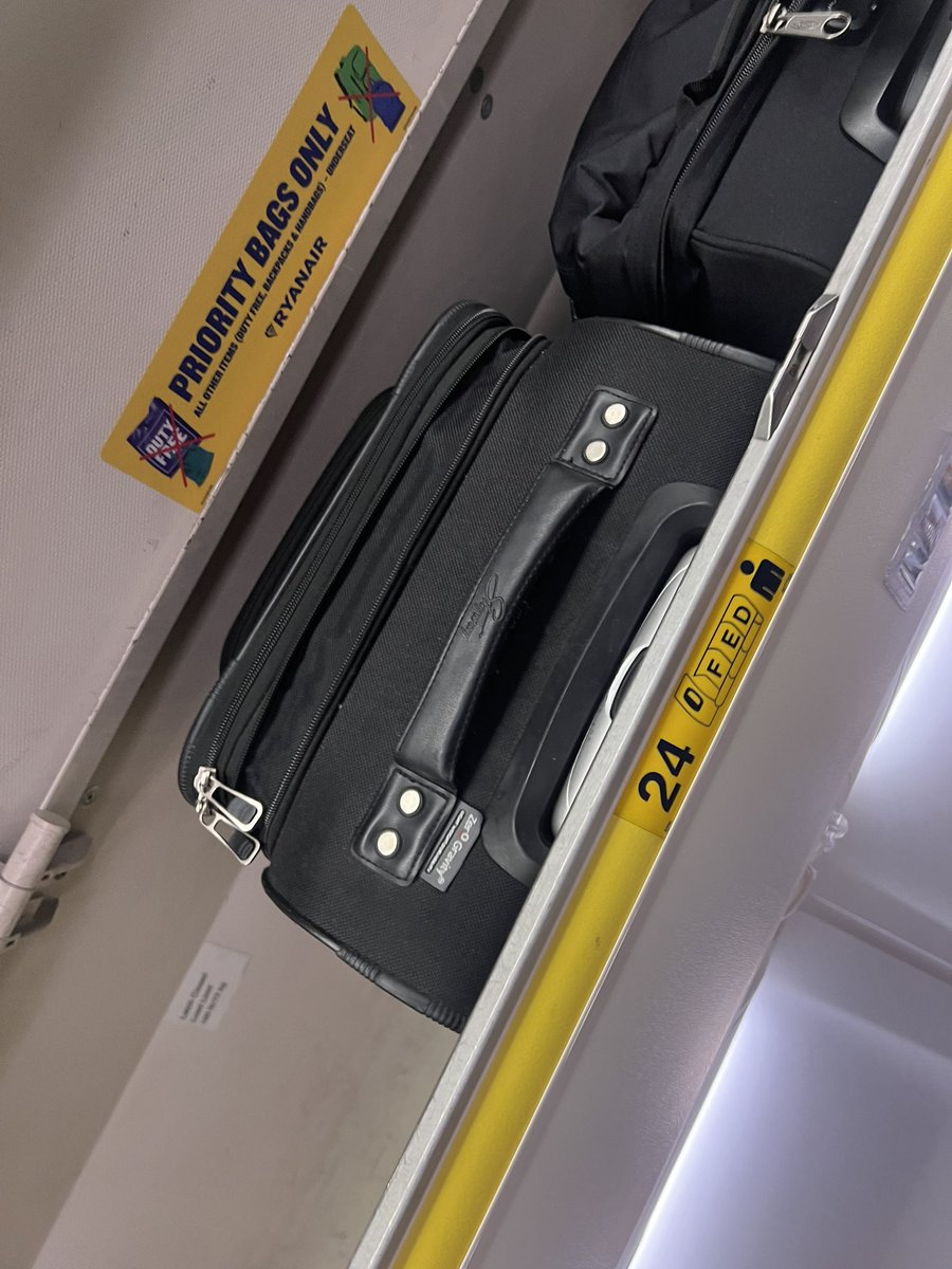 Paholulu's tweet photo. @Ryanair i just got charged £75 for (the same) carry on that I take to ALL of my flights with your airline for being “too big”. But I arrive to the airplane and see bags that are the same size or even bigger ??? Oh and also, there was still space for more baggage. https://t.co/JgAWfRxdHp