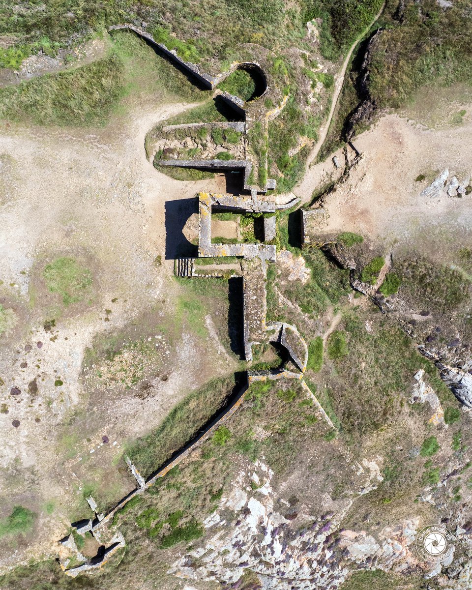 Grosnez Castle is located in St. Ouen, situated in #Grosnez in the north west corner of the island of Jersey 🇯🇪 

#jerseyci #jerseychannelislands #topdown #dronephotography #ThePhotoHour #DroneHour #castleruin