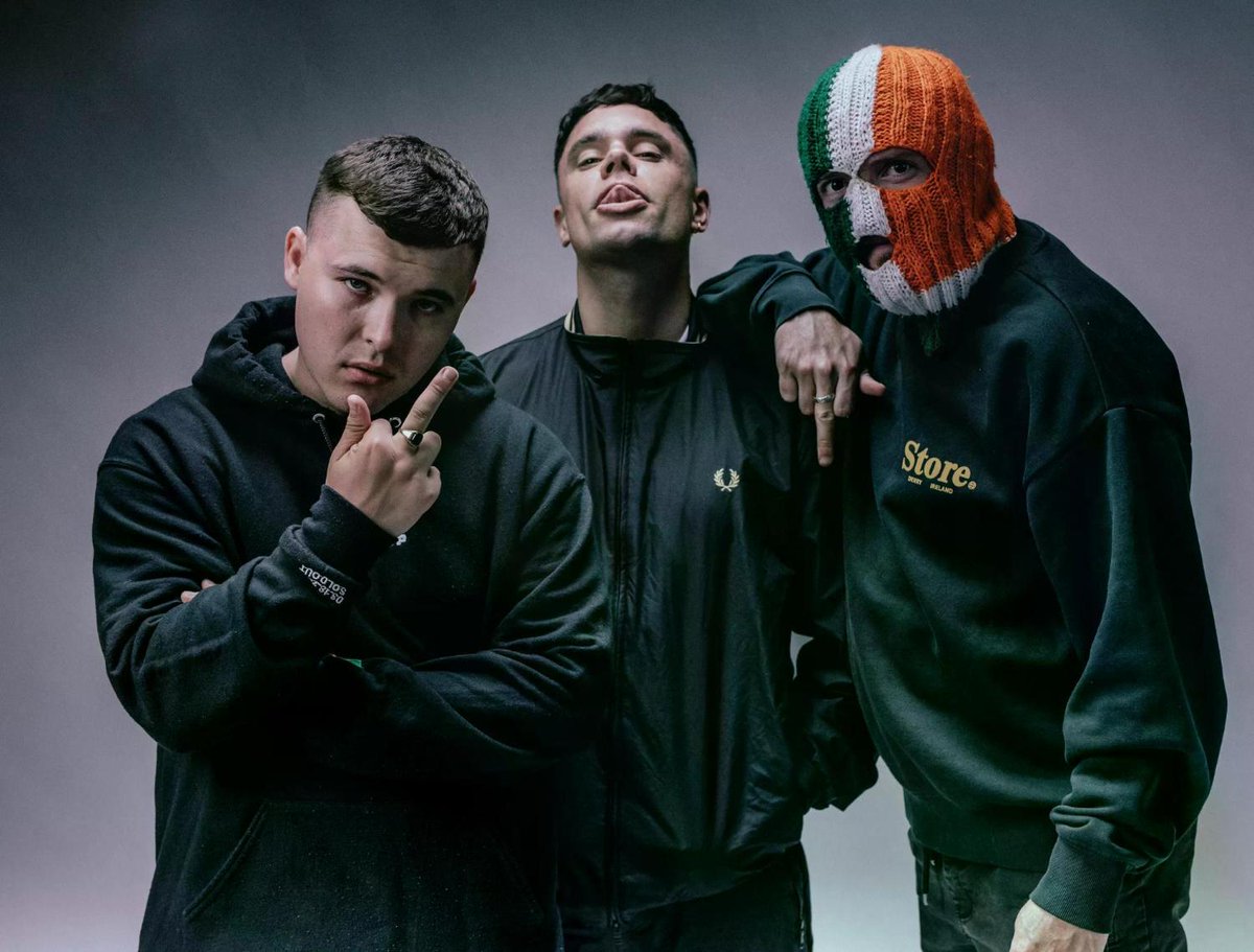 I dag begynder retssagen mod Kneecap-medlem: Sådan ser det ud foran retsbygningen gaffa.dk/nyheder-fra-ga…