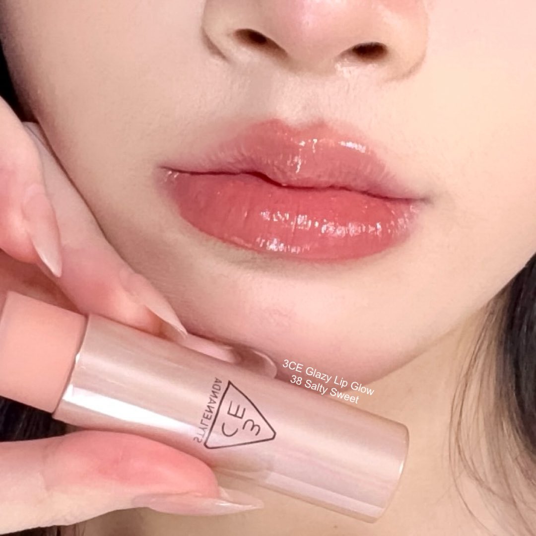 morpormorpaeng's tweet image. ชีฉ่ำ ชีโกลว์ ชีชุ่มชื้น 3CE รุ่น glazy lip glow คอลใหม่ สวยจะบ้า สี 38 Salty Sweet คือโคตรสวย สวยมากกกกก เป็นโทนน้ำตาลก่ำๆ ฟีลสี pantone 2025 ดูแพงดูผู้ดี หน้าไม่หมอง ปากวาวแบบธรรมชาติ ทาละดูสุขภาพดีขึ้นมาทันที แถมยังมีส่วนผลสมของน้ำมันมะพร้าว 84% อีกด้วย…