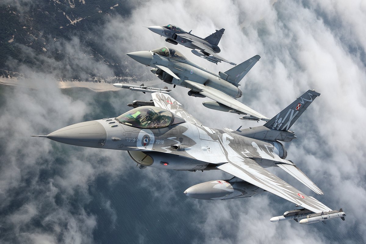 NATO_AIRCOM's tweet image. 🇵🇱🇸🇪🇬🇧 fighters deployed on NATO's air policing
mission demonstrate agility, reach & precision during combined training over 🇵🇱
Safeguarding the integrity of NATO airspace is a permanent peacetime task contributing to NATO’s collective defence
📷Paul Krzeszkiewicz & Bartek Bera