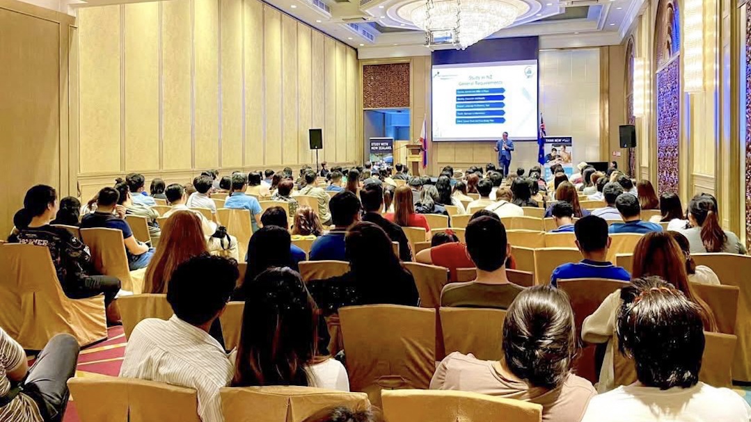 #LOOK: Second Secretary David Pennycook spoke at the New Zealand Study Fair, encouraging aspiring Filipino students to explore world-class education and life-changing opportunities in New Zealand. 🎓🇳🇿 <a href="/studywithnz/">Study with New Zealand</a> #NZinPH #ENZRoadshow2025