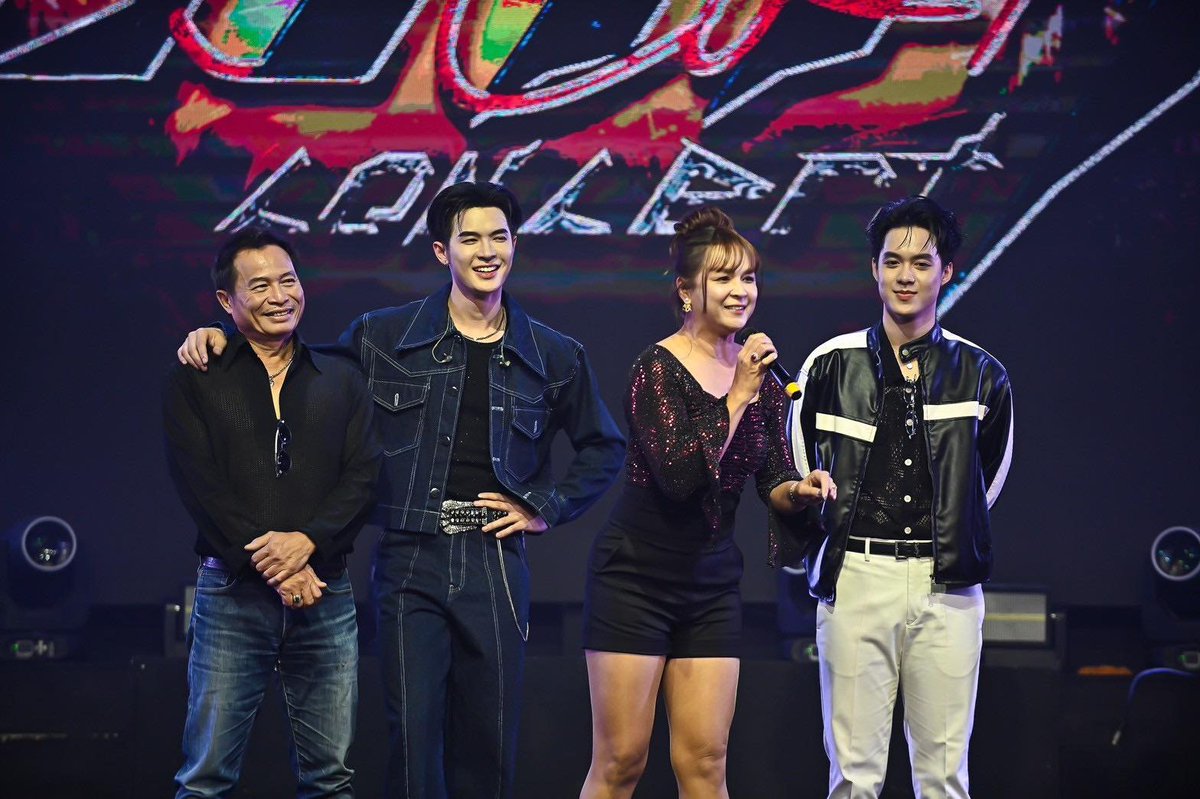 billy__official's tweet photo. ��ินเกินต้าน! "บิลลี่" เสิร์ฟเบิร์ทเดย์ปาร์ตี้ "BILLY 3to1 CONCERT"  สนุกซึ้งครบรส

แบบสับแบบใหม่! กับปาร์ตี้ฉลองวันเกิดสุดเดือด "BILLY 3to1 CONCERT" คอนเสิร์ตสุดมันส์ของ "บิลลี่ ภัทรชนน อ่อนสอาด" ที่ขนบิ๊กเซอร์ไพร์สมอบให้กับมัมหมี ชาว Star1ight ใกล้ชิดเป็นครอบครัวเดียวกัน งานนี้เหล่าชาวด้อมรวมพลังมาโชว์ความรัก ความอบอุ่น แต่งสวยแต่งหล่อกันมาฉ่ำๆ

พร้อมของขวัญสุดพิเศษที่มอบให้กับลูกชายแห���งชาติ "หนุ่มบิลลี่" มากมาย จากทั้งแฟนด้อมอินเตอร์ เอเชีย ยุโรป ละตินอเมริกา ครบถ้วนทุกองค์ประชุม ทำเอาโลเคชั่น โฟล์คพระนคร รัชดา กรุงเทพฯ เต็มอิ่มไปมวลพลังงานแห่งความสุข

เปิดฤกษ์ด้วยโชว์สุดพิเศษ "หนุ่มบิลลี่" ฮีเสิร์ฟฮีป้อน เปิดฟอร์ด้วยลีลาสุดเซ็กซี่ อกอีแป้นจะแตก เส��ิมทัพด้วยพิธีกรสายเอ็นฯ "เจมส์ หนังหน้าโรง" ที่มาพร้อมกับแขกรับเชิญที่สุดของหัวใจ "เบ้บ ธนทัต พรรณวิริยะกุล" เซ็กซี่กลมกล่อมพริกสิบเม็ด ที่ขนเพลงดังแห่งยุค "กุหลาบ" เวอร์ชั่นยั่วใจ มาเรียกเสียงกรี๊ดถล่มถลาย

ตามต่อด้วยความน่ารักของครอบครัว คุณพ่อ คุณแม่ อากง อาม่า และน้องชายสายละมุน "แฟรงกี้ วีรภัฎ" หอบกำลังใจดวงโตๆมาให้ "หนุ่มบิลลี่" อย่างเต็มอิ่ม

ถึงช่วง��วลาที่รอคอย คู่จิ้นคู่ใจ "เบ้บ" ก็หอบเค้กมาให้กลางเวที ร่วมด้วยสมาชิกบ้านไอดอลแฟคตอรี่อย่าง "ภูม ณัฐภาสน์" และ "เฮง อัศวฤทธิ์" มาร่วมแจมในวันสำคัญครั้งนี้ ทำเอาเจ้าของวันเกิดน้ำตาปริ่มกลางคอนเสิร์ตเลยทีเดียว ปิดท้ายกับช่วงเวลาโชว์ซึ้งเหล่าชาวด้อม Star1ight ทำคลิปประมวลภาพความสุข มาเซอร์ไพร์ส "หนุ่มบิลลี่" และถ่ายภาพร่วมเฟรมด้วยกันดีย์ต่อใจมากมาย

บอกเลยงานนี้ฟินเกินจะบรรยาย ที่สำคัญยังฉีกทุกกฎของการฉลองปาร์ตี้วันเกิดกับอาฟเตอร์ปาร์ตี้หลังจบคอนเสิร์ต "หนุ่มบิลลี่" แจกความสนุกชุดใหญ่ไฟกะพริบ แจมความสุขกับแฟนๆแบบไม่มีกั๊ก เอ็นจอยกันสุดๆไปเลย

PATCHANON31 BIRTHDAY PARTY #BILLY3to1CONCERT #Billy3to1 
#bbil1ypn #star1ight @bbil1ypn
